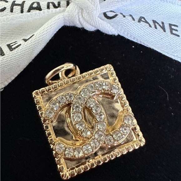 ✨Chanel Gold Tone Zipper Pull Button Crystal
Charm Pendant✨ - Picture 3 of 9